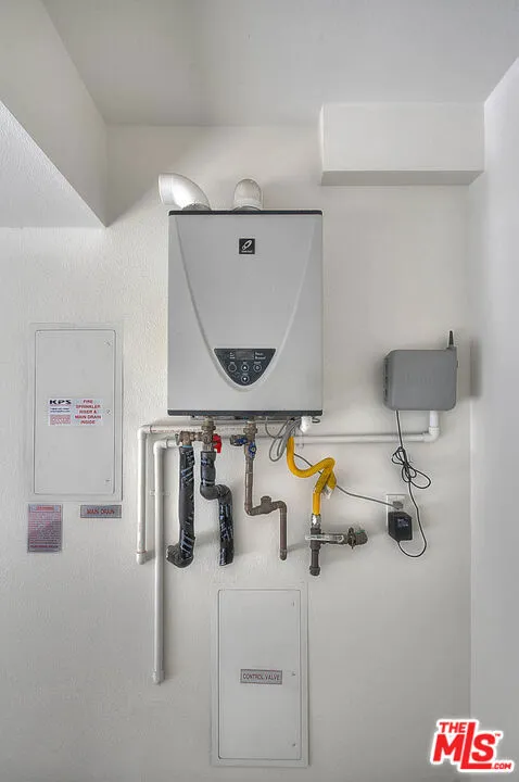 6910 N Tierno Lane, Los Angeles, California 90038 home-pic-59